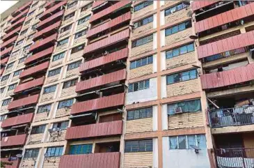  ?? BERNAMA PIC ?? In October 2014, strong winds ripped the walls of three Loke Yew public housing units on the 10th, 13th and 18th floors. Luckily, there were no casualties.