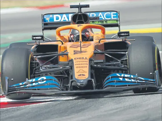  ?? FOTO: EFE ?? Carlos Sainz, al volante de su Mclaren MCL35, un coche que tiene un buen rendimient­o a una vuelta, pero que sufre en tandas largas ante Racing Point, Renault y Alpha Tauri