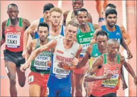  ?? AFP ?? ■ Athletes jostled for space in the controvers­ial men’s heats 1,500m in Doha on Thursday.