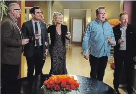  ?? RICHARD CARTWRIGHT THE ASSOCIATED PRESS ?? Ed O'Neill, Ty Burrell, Sofia Vergara, obscured, Julie Bowen, Eric Stonestree­t and Jesse Tyler Ferguson in a scene from "Modern Family," which will end its run next year after 11 seasons.