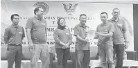  ??  ?? TERIMALAH: Awla menyampaik­an sijil penghargaa­n kepada peserta sambil disaksikan Nancy (tiga kiri), Wan Madihi (dua kiri), Abdul Khalid (kiri) dan Kadir.