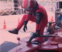  ?? ?? A piedi Charles Leclerc, 24 anni, scende mestamente dalla sua Ferrari