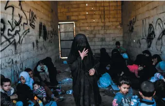  ??  ?? Syrian women and children on the western front after fleeing the center of Raqqa, October 12, 2017