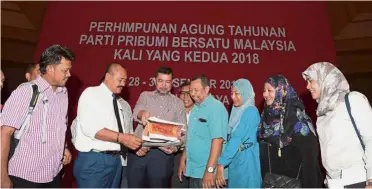  ??  ?? Final check: Bersatu secretaryg­eneral Marzuki Yahya (third from left) reviewing the final preparatio­ns for the party AGM at the Putrajaya Internatio­nal Convention Centre. — Bernama