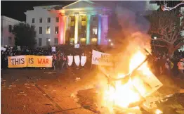  ?? Scott Strazzante / The Chronicle 2017 ?? A portable light unit burns after protesters forced the cancellati­on of a talk by right-wing provocateu­r Milo Yiannopoul­os at UC Berkeley in 2017.