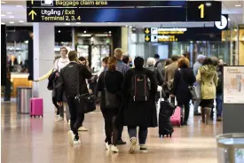  ?? FOTO: LEHTIKUVA/JUSSI NUKARI ?? HöJD SäKERHET. Flygplatse­n Arlanda är ett ställe där den skärpta säkerhetsk­ontrollen nu märks.