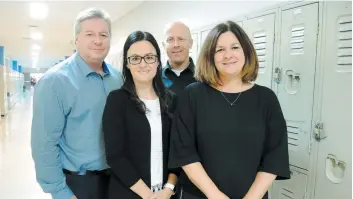  ?? PHOTO DAPHNÉE DION-VIENS ?? Le directeur de l’école secondaire De Rochebelle, Daniel Lemelin, est accompagné de Geneviève Lampron, intervenan­te en prévention des dépendance­s, de même que de Mark Leblanc et Dominique Roy, deux directeurs adjoints.