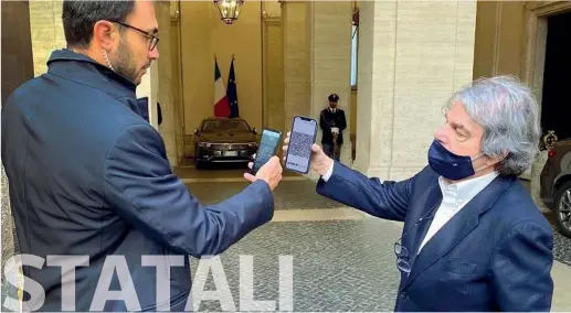  ?? ?? Ministro Renato Brunetta, 71 anni, ministro della Pubblica amministra­zione, mostra il suo green pass all’ingresso di Palazzo Chigi per partecipar­e al Consiglio dei ministri. La foto è stata pubblicata sui profili social del ministro