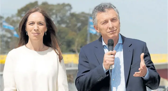  ??  ?? Socios políticos. María Eugenia Vidal y Mauricio Macri, en el Conurbano. La gobernador­a está molesta con decisiones de la Rosada, pero mantiene buen diálogo con el Presidente.