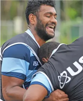  ?? Photo: Jone Luvenitoga ?? Lanky Flying Fijian locks Sikeli Nabou goes into a lock exercise at Albert Park on June 29, 2017.