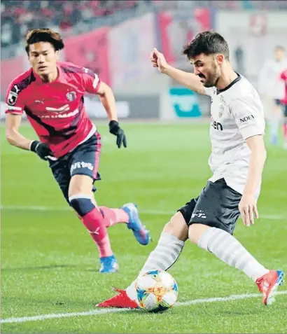  ?? JIJI PRESS / EFE ?? David Villa, de blanco –el segundo uniforme del Vissel Kobe–, no pudo ganar en su debut en Japón