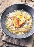 ??  ?? Für diese Suppe werden Zwiebeln der Sorte „Höri Bülle“mit Kräutern und Brühe gedünstet und mit Ziegenkäse serviert.