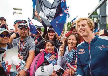  ??  ?? HARTLEY (kanan) bergambar bersama peminat selepas tamat GP Amerika Syarikat di Austin, Texas.