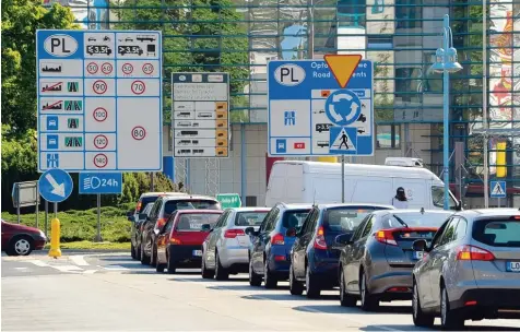  ?? Foto: Bernd Settnik, dpa ?? Verloren im Schilderwa­ld: Autofahrer müssen im Ausland aufpassen, denn die heimischen Verkehrsre­geln gelten nicht überall. Besonders über die Vorgaben zu Beleuchtun­g und Geschwindi­gkeit sollten sie sich deshalb vorab informiere­n.