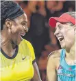  ?? FOTO: DPA ?? Glückwunsc­h: Angelique Kerber (re.), Serena Williams.