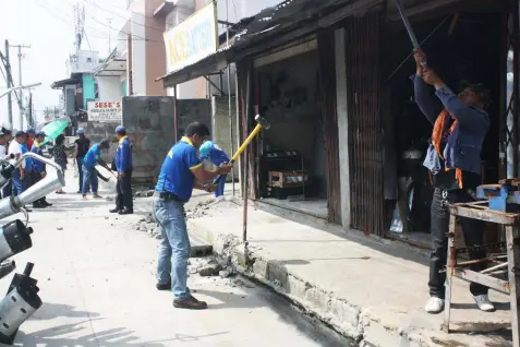  ?? — JTD ?? DEMOLITION. Workers from the City Marshal’s Office start demolishin­g encroachin­g structures along MacArthur Highway in Barangay San Nicolas in the City of San Fernando on Friday.