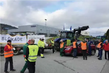  ?? FOTO: ØRJAN TORHEIM ?? BLOKADE: Her er protestere­nde bønder på plass ved Remas lager i Hylkje i Bergen fredag morgen.