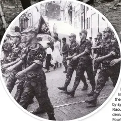  ??  ?? Left: French paratroope­rs of the 10th Division march through Algiers in 1957