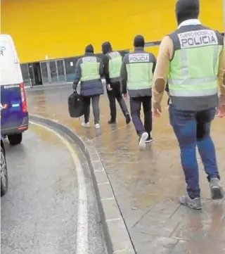  ?? ABC ?? Agentes de Informació­n salen de la cárcel de Murcia tras la detención