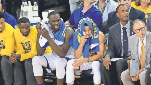  ?? KELLEY L. COX, USA TODAY SPORTS ?? TheWarrior­s’ Draymond Green and Stephen Curry didn’t play in Saturday’s game vs. the Spurs, who won 107- 85.