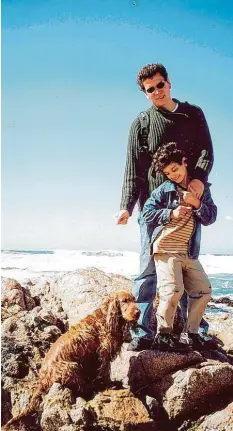  ?? Fotos: Familie Markram ?? Innige Beziehung: Henry Markram und sein Sohn Kai bei einem Spaziergan­g an der Küste Karliforni­ens. Da war Kai sechs Jahre alt.