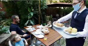  ?? (Photo Jean-françois Ottonello) ?? Comme l’an dernier, les terrasses des restaurant­s seraient les premières à accueillir de nouveau les clients selon l’agenda évoqué par Emmanuel Macron mercredi.