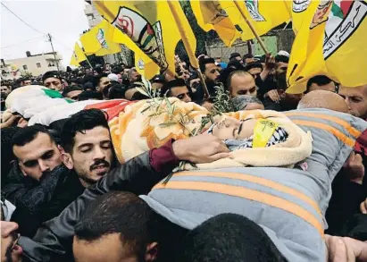  ?? HAZEM BADER / AFP ?? Funeral, ayer cerca de Belén, de un chico palestino de 16 años muerto por el ejército israelí