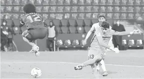  ?? — Gambar AFP ?? HEBAT: Bono menjaringk­an gol buat pasukannya pada aksi perlawanan La Liga di antara Real Valladolid dan Sevilla di Stadium Jose Zorilla.