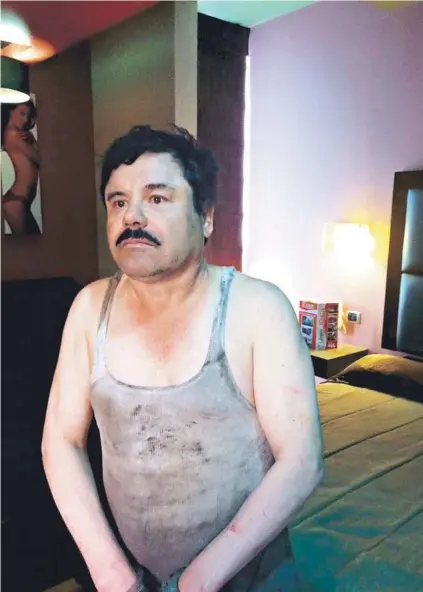  ??  ?? ► El Chapo Guzmán en un hotel en la ciudad de Los Mochis tras ser recapturad­o en 2016.