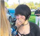  ??  ?? Una alumna llora tras relatar lo sucedido en la escuela, ayer en la Florida.