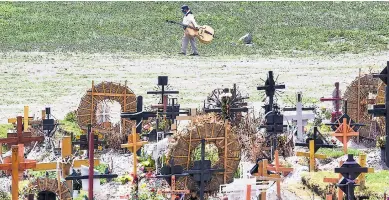  ?? Foto afp ?? DOLOR. Tumbas en el Panteón Municipal del Valle de Chalco, estado de México.