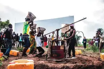  ??  ?? Artists perform during the inaugurati­on of the 'White Cube' gallery in the town of Lusanga.