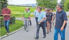 ?? FOTO: PR ?? Oberbürger­meister Andreas Brand ( rechts) und die Ortschafts­räte machen sich vor Ort in Ettenkirch ein genaues Bild.