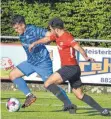  ?? FOTO: KLAUS EICHLER ?? Der SV Oberzell (re. David Endres) sieht sich beim VfB Friedrichs­hafen (li. Patrick Berlet) als ganz klarer Außenseite­r.