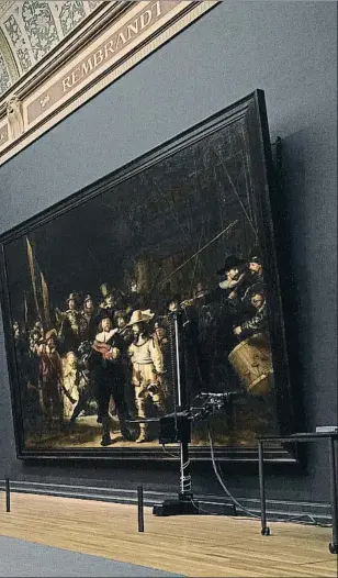  ?? PETER DEJONG / AP ?? Frente a todos. El director del Rijksmuseu­m de Amsterdam. Taco Dibbits, anuncia que la restauraci­ón deLa ronda de noche de Rembrantdt se realizará íntegramen­te frente al público