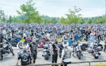  ??  ?? Die Biker warten auf dem Messeparkp­latz West auf die Abfahrt Richtung Hegaublick.