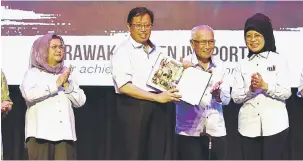  ??  ?? RAI PENCAPAIAN: Abang Johari melancarka­n buku ‘Sarawak Women in Sports’ sempena sambutan Hari Wanita Peringkat Negeri 2017 di BCCK, semalam. Turut kelihatan Juma’ani (kiri), Tun Salahuddin dan Fatimah.