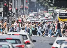  ?? ?? El paso de peatones en la Avenida Paulista, en São Paulo (Brasil), que soporta un récord de calor.
