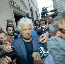  ??  ?? Sala storica Beppe Grillo circondato dai giornalist­i davanti al teatro Flaiano