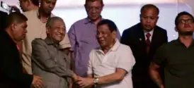  ?? —AP ?? Malaysian Prime Minister Mahathir Mohamad and President Duterte (second and third from left) shake hands.