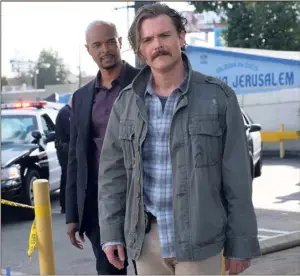  ??  ?? Clayne Crawford : «Le mot d’ordre était : s’inspirer de l’essence du personnage, mais ne surtout pas vouloir l’imiter. De fait, je n’ai pas pensé à Mel Gibson lorsque j’ai lu le script ».