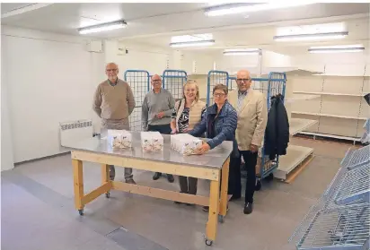  ?? FOTO: KAISER ?? Heinz Dahmen (von links), Jürgen Beyer, Helga
Katzer, Renate Geiger und Wolf
gang Liedgens zeigen einen der selbst gebauten Tische in einem
der Container.