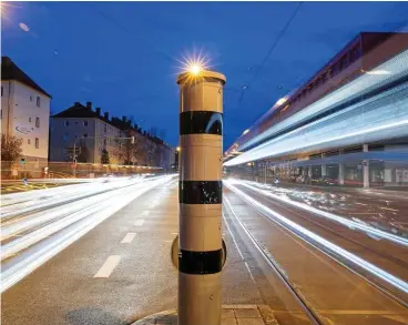  ?? FOTO: DANIEL KARMANN/DPA ?? Die Zahl von Blitzsäule­n wächst – und damit die Gefahr, beim Rasen erwischt zu werden.