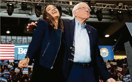  ?? FOTO REUTERS ?? Tandem. Senátor Bernie Sanders a kongresman­ka Alexandria Ocasio Cortezová spolu často vystupují. Nejinak tomu bylo také v New Hampshiru.