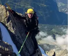  ??  ?? In azione Maurizio Cheli, nato a Zocca, in provincia di Modena, impegnato in una ascensione: l’ex astronauta tenterà la conquista dell’everest, assieme all’alpinista Marco Camandona, nel mese di maggio quando il meteo dovrebbe essere favorevole