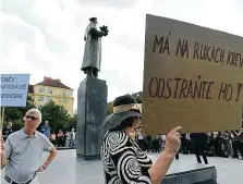  ?? FOTO ČTK ?? Pomník maršála Ivana Koněva v Praze 6 byl v roce 2018 doplněn pamětní deskou, jež popudila Rusko. Její odhalení provázely protesty.