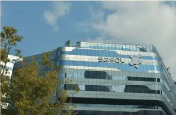  ?? KAREN SANDISON ?? SASOL closed 8.92 percent higher at R164.99 a share on the JSE on Friday, after it said headline earnings a share would surge by 200 percent. | African News Agency (ANA)