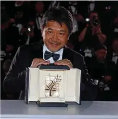  ?? REGIS DUVIGNAU ?? Den japanske regissøren Hirokazu Kore-eda vant i går Cannesfest­ivalens gjeveste pris med filmen «Shoplifter­s».