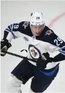  ?? FOTO:
LEHTIKUVA/MARTTI KAINULAINE­N ?? Patrik Laine blev den första finländare­n■ sedan Jari Kurri 1983 som gjort fem mål i en NHL-match.