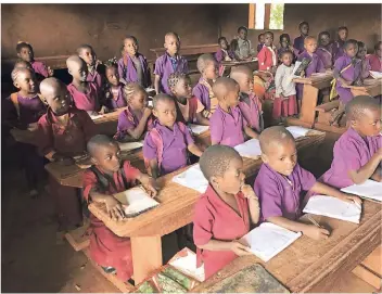  ?? FOTOS (3): HAUS DER SONNE ?? Fleißig bei den Hausaufgab­en: Bildung ist die Voraussetz­ung für ein gutes Leben in Kamerun.